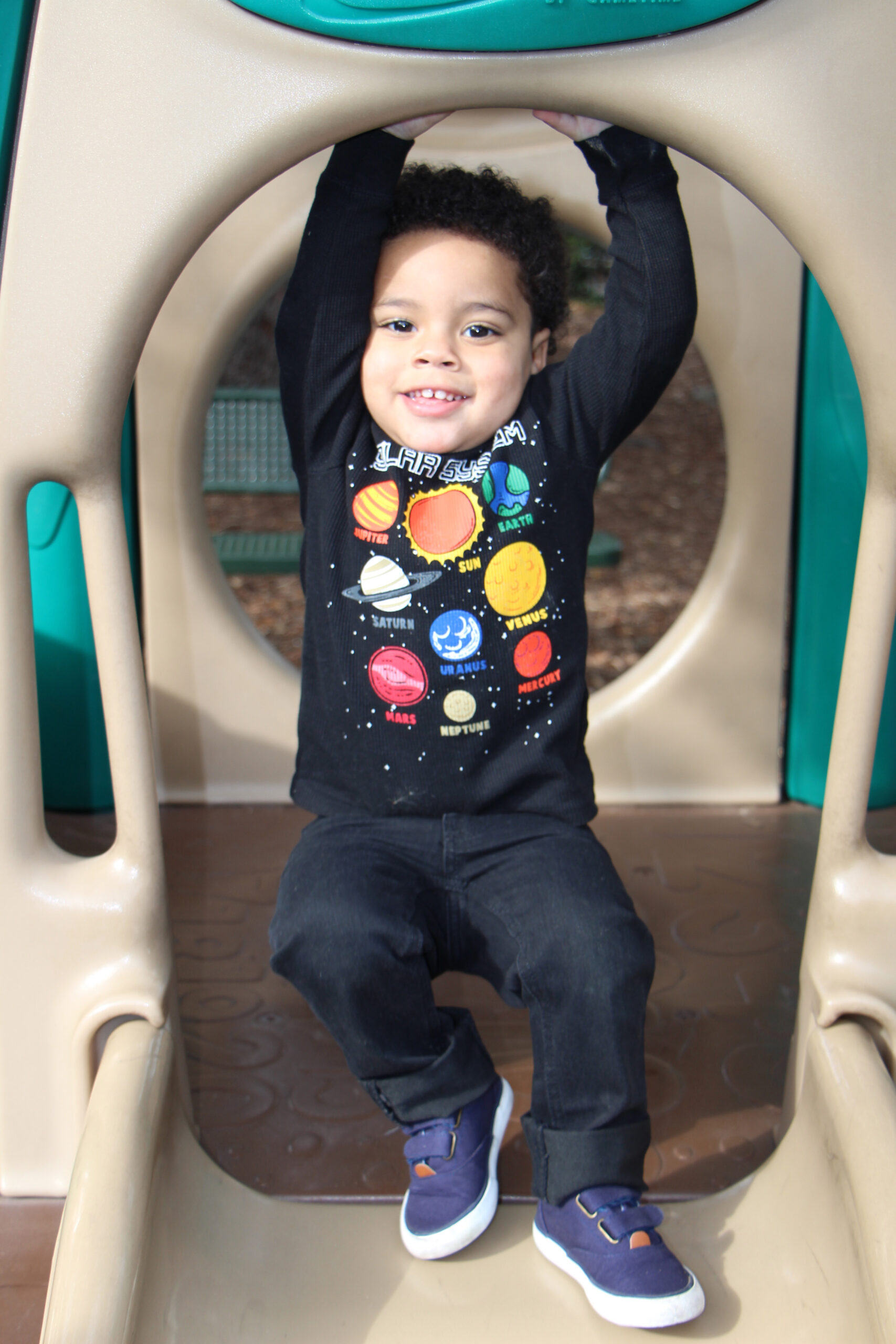 Nathan jugando afuera.